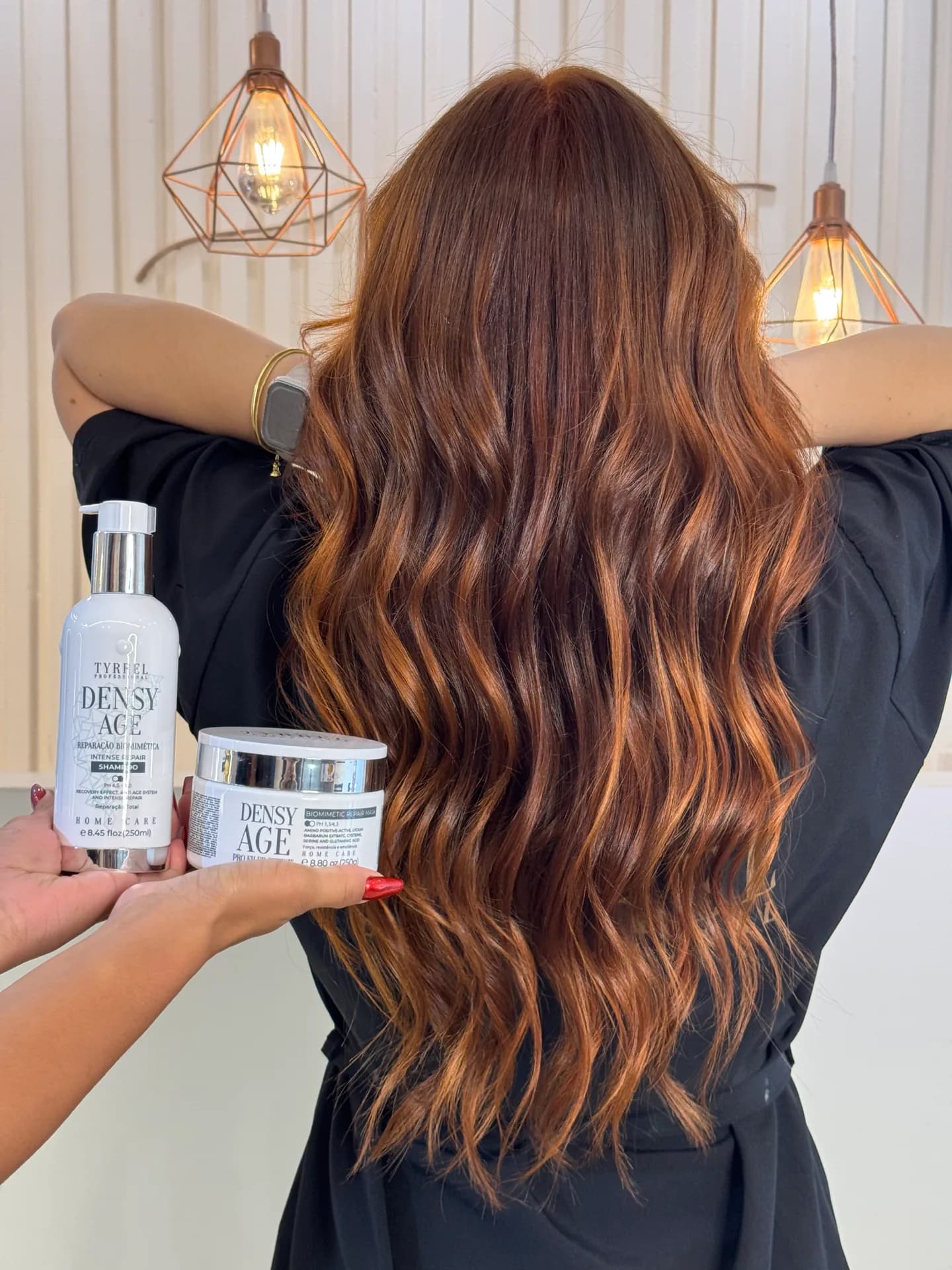 Cabelo comprido ondulado, com o champô e a máscara Tyrrel Densy Age